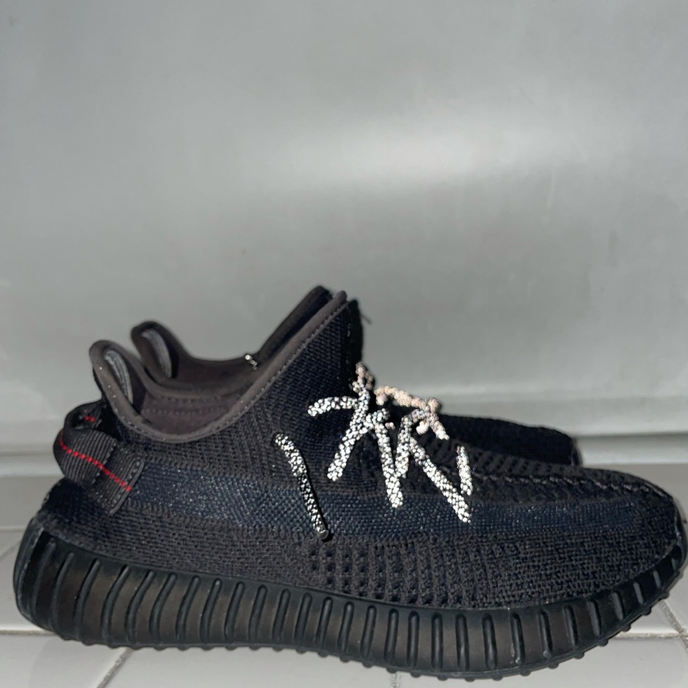 Yeezy boost 350V2 black static non reflective. Reflective laces size 8.